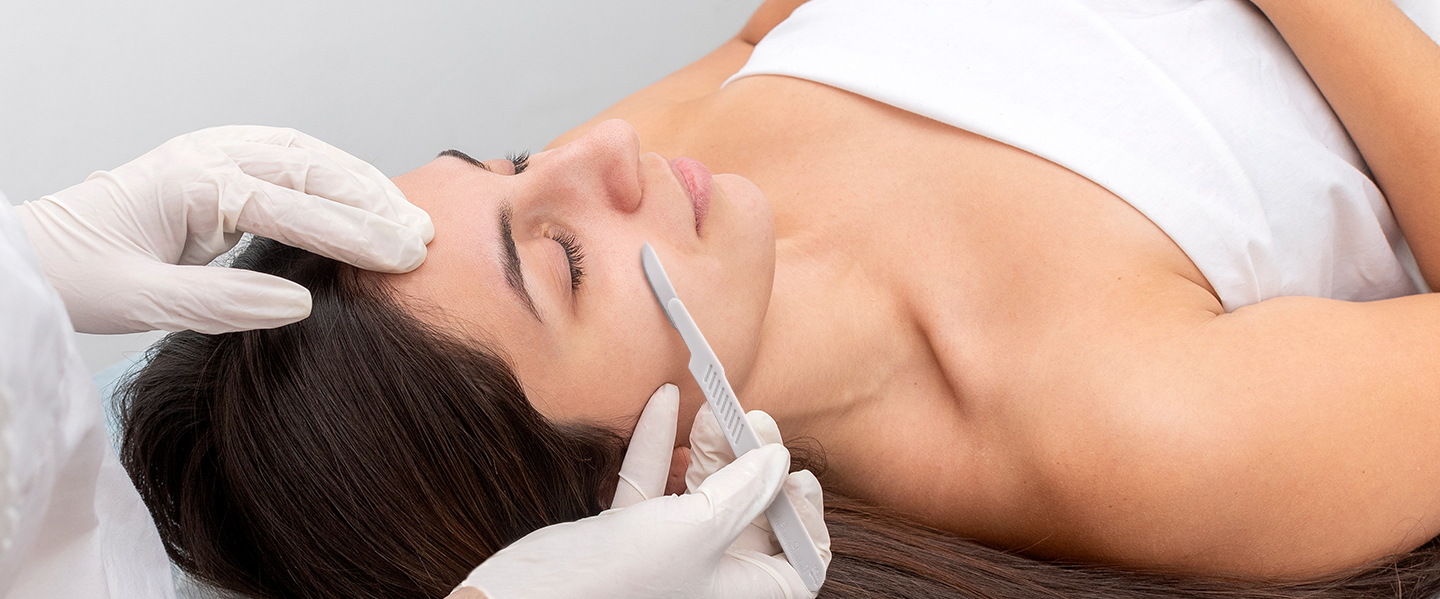 Frau bei einer Dermaplaning-Behandlung Frau bei einer Dermaplaning-Behandlung