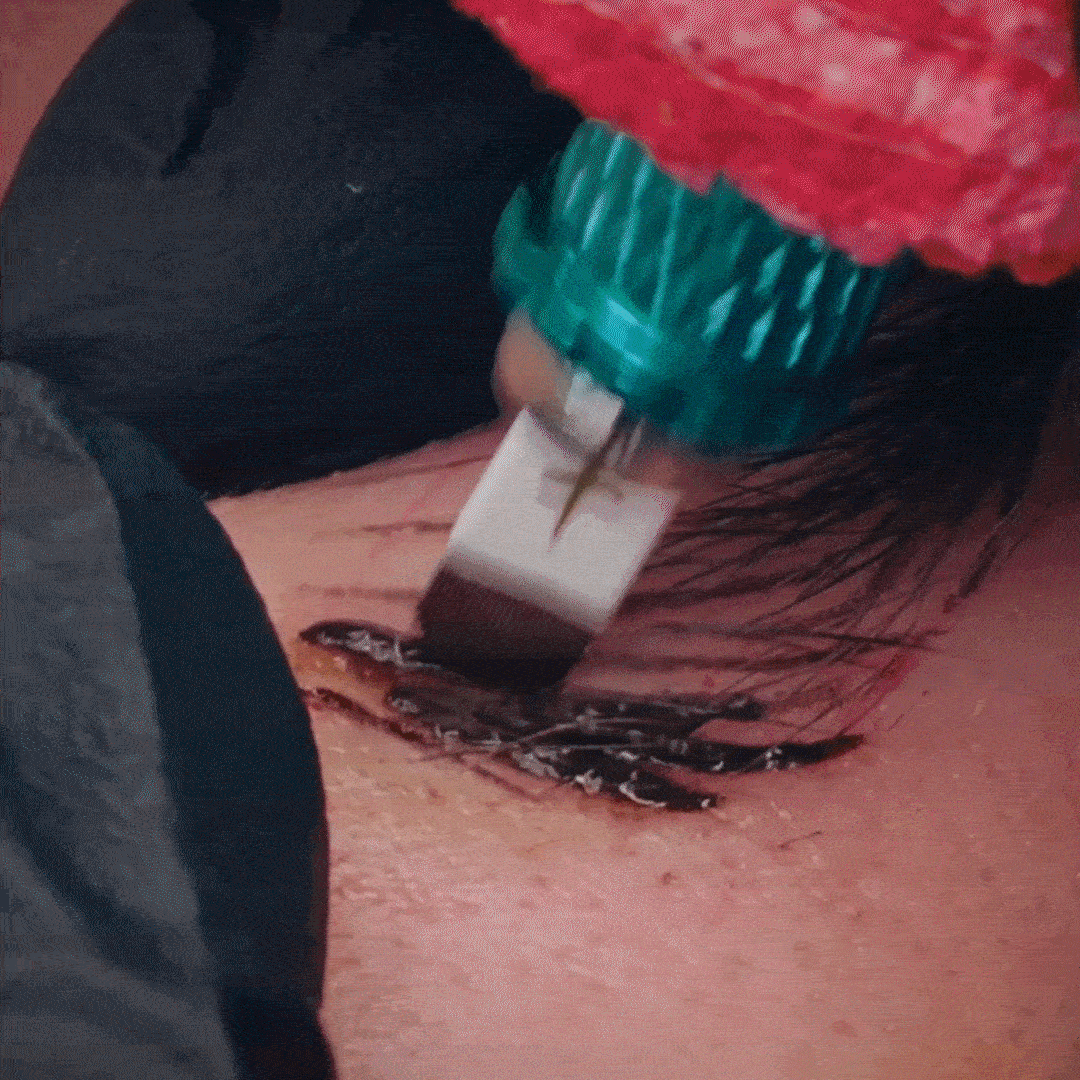 Dieser exklusive Workshop bietet fachkundige Betreuung, Training und ein Set, um hyper-realistische Augenbrauen zu meistern.