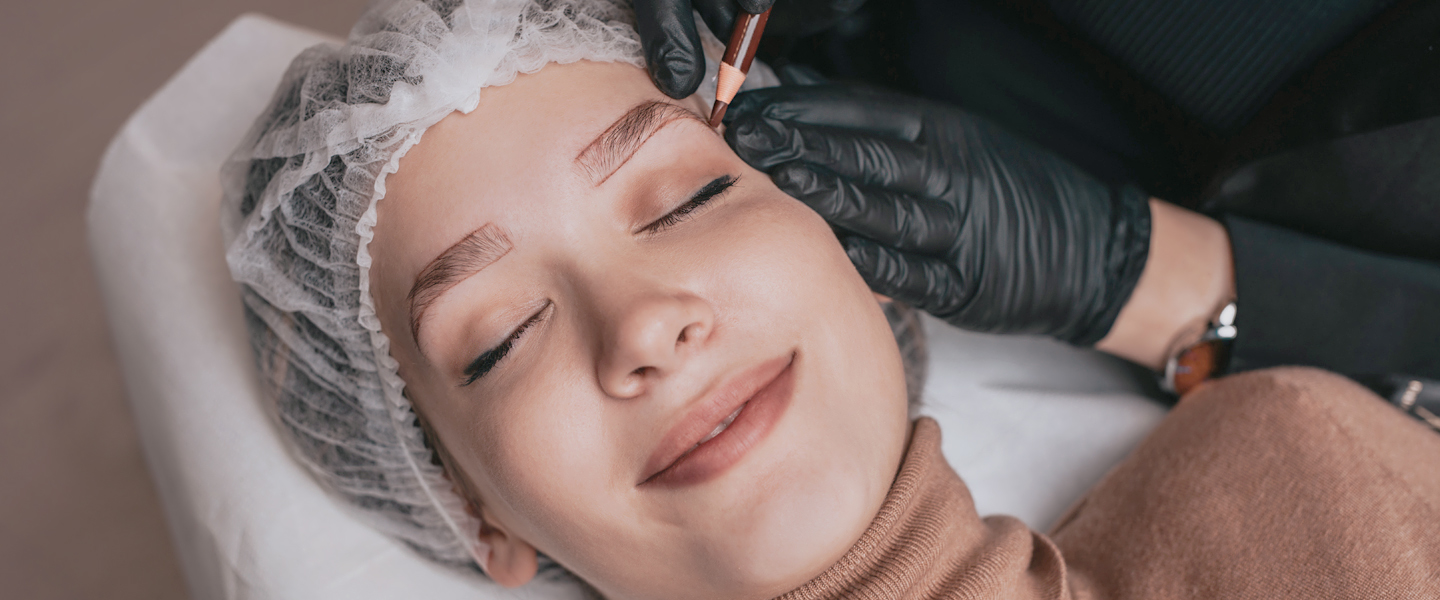 Frau bei der Vorbereitung auf Microblading Frau bei der Vorbereitung auf Microblading